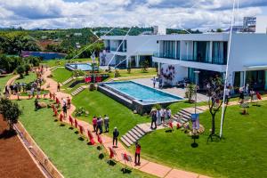 Bazén v ubytování Du Lịch Lâm Hà - Hồ Gia Trang Villas nebo v jeho okolí