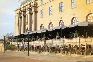 un gruppo di persone in piedi davanti a un edificio di Clarion Hotel Post a Göteborg