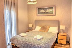 ein Schlafzimmer mit einem Bett mit Handtüchern darauf in der Unterkunft Apartamento Gran Plaza luminoso, 3 room in Sevilla