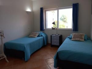 En eller flere senge i et værelse på Villa Carmara + 13 billeder