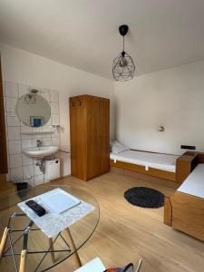 Postel nebo postele na pokoji v ubytování Hotel zum Erwin