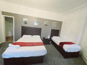 Postel nebo postele na pokoji v ubytování Kingswood Hotel