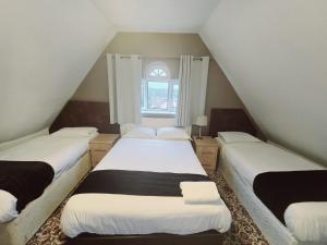 Postel nebo postele na pokoji v ubytování Kingswood Hotel