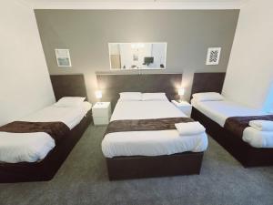 Postel nebo postele na pokoji v ubytování Kingswood Hotel
