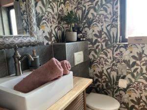 a bathroom with a sink and a toilet at Wohnung Midcoast im Herzen von Schleswig-Holstein in Nortorf