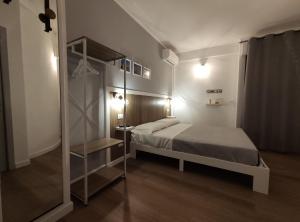 Postel nebo postele na pokoji v ubytování Loremi Rooms