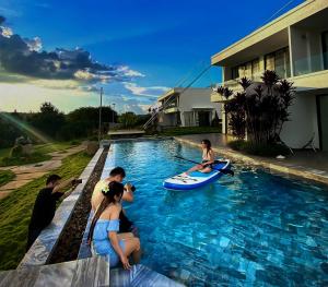 Bazén v ubytování Du Lịch Lâm Hà - Hồ Gia Trang Villas nebo v jeho okolí