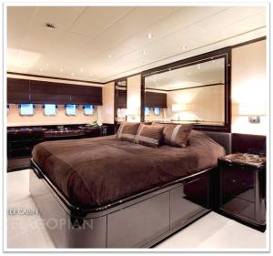 een slaapkamer met een groot bed en een grote spiegel bij Bateau Mangusta 92 in Cannes