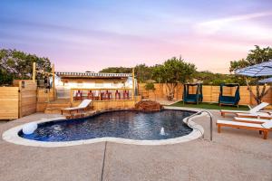 Galeriebild der Unterkunft Pet Friendly, Gorgeous Tiny House with Modern Amenities and Shared Pool in Dripping Spring, Texas in Dripping Springs