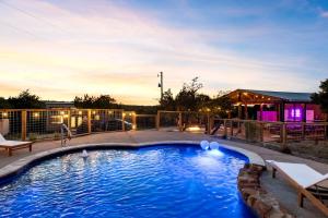 Galeriebild der Unterkunft Pet Friendly, Gorgeous Tiny House with Modern Amenities and Shared Pool in Dripping Spring, Texas in Dripping Springs