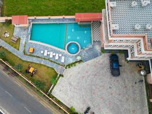Piscina di Hotel Yatra Sauraha Pvt Ltd o nelle vicinanze