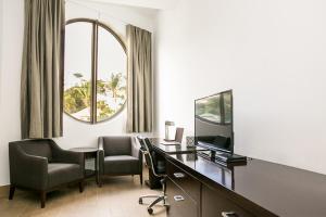 TV a/nebo společenská místnost v ubytování Commodore Suites