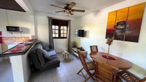 ein Wohnzimmer mit Couch und Tisch in der Unterkunft Appartement confortable au Diamant avec terrasse privative - 40 m² in Le Diamant