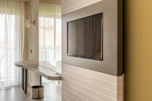 TV a/nebo společenská místnost v ubytování Side Square Hotel