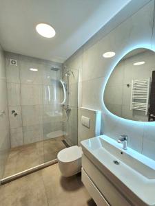 オフリドにあるVilla Kotlarのシャワー、トイレ、洗面台を備えたバスルーム