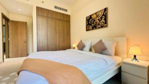 Postel nebo postele na pokoji v ubytování Sunday Sheikh Zayed Road Concord Tower 1 BR by Belvilla