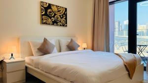 Postel nebo postele na pokoji v ubytování Sunday Sheikh Zayed Road Concord Tower 1 BR by Belvilla