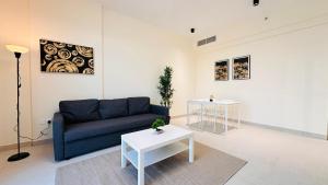 Posezení v ubytování Sunday Sheikh Zayed Road Concord Tower 1 BR by Belvilla