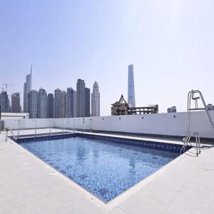 Bazén v ubytování Sunday Sheikh Zayed Road Concord Tower 1 BR by Belvilla nebo v jeho okolí