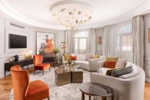 A television and/or entertainment centre at The Palace, a Luxury Collection Hotel, Madrid