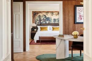 A bed or beds in a room at The Palace, a Luxury Collection Hotel, Madrid