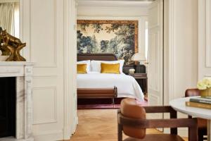 A bed or beds in a room at The Palace, a Luxury Collection Hotel, Madrid
