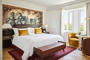 A bed or beds in a room at The Palace, a Luxury Collection Hotel, Madrid