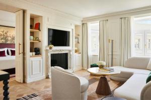 A television and/or entertainment centre at The Palace, a Luxury Collection Hotel, Madrid