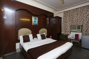 Postel nebo postele na pokoji v ubytování Hotel O Gold Palace