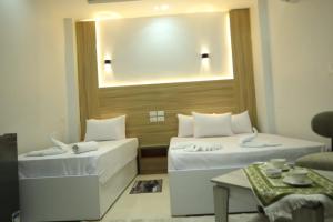 Een bed of bedden in een kamer bij Triple garden view hotel