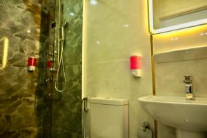 Een badkamer bij Triple garden view hotel