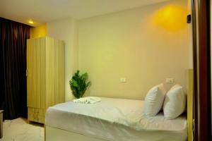 Een bed of bedden in een kamer bij Triple garden view hotel