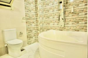 Een badkamer bij Triple garden view hotel
