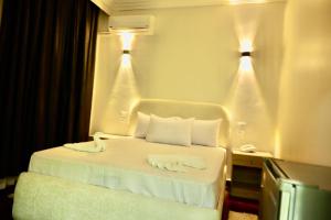 Een bed of bedden in een kamer bij Triple garden view hotel