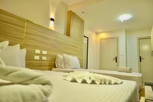 Een bed of bedden in een kamer bij Triple garden view hotel