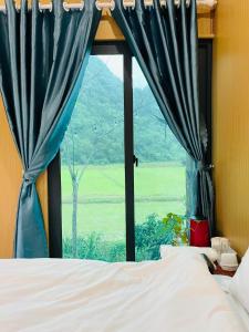 Ένα ή περισσότερα κρεβάτια σε δωμάτιο στο Hieu-Homestay