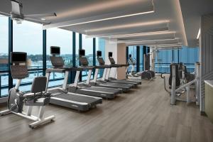 AC Hotel by Marriott Reston的健身中心和/或健身设施