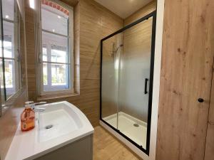Bilik mandi di Villa LES MYRTILLES +36 gambar