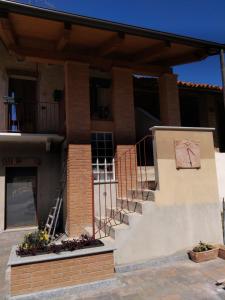 a building with stairs and a clock on the side at Bed & Breakfast 'Ngre in Moncrivello +26 photos
