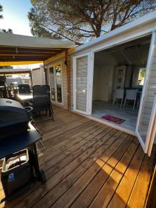 Mobil-home Camping -La Marine - 4 Étoiles - Grau du Roi - B038的阳台或露台