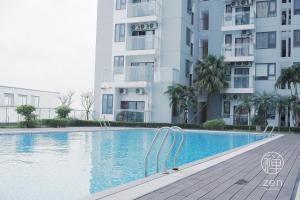 une piscine devant un bâtiment dans l'établissement Zen Apartment - Nera Garden Hue, à Thôn Văn Dương