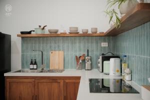une cuisine avec un évier et un plan de travail dans l'établissement Zen Apartment - Nera Garden Hue, à Thôn Văn Dương
