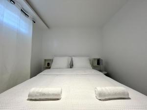 Una cama o camas en una habitación de Beau T3 à 15 min de Lyon