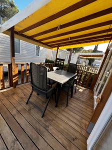 Mobil-home Camping -La Marine - 4 Étoiles - Grau du Roi - B038的阳台或露台