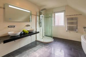 Ένα μπάνιο στο Ferienhaus Larinae +33 φωτογραφίες