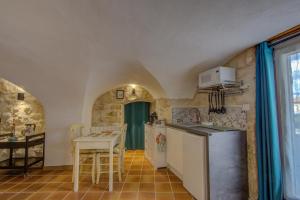 una cocina con una mesa y una encimera en Le Studio, Saint-Restitut, en Saint-Restitut