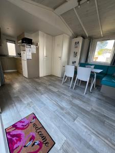 Mobil-home Camping -La Marine - 4 Étoiles - Grau du Roi - B038的厨房或小厨房