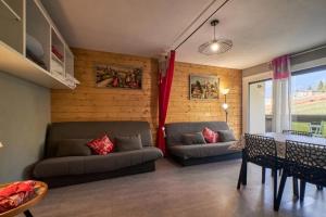 a living room with two couches and a table at Charmant studio en montagne à Allevard - 30 m² avec balcon in Allevard