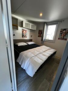 Mobil-home Camping -La Marine - 4 Étoiles - Grau du Roi - B038客房内的一张或多张床位