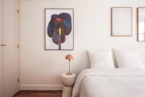 a bedroom with a bed and a painting on the wall at Le Beauvoir - Refuge Arty du XVIIIe siècle in Blois